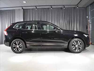 Volvo XC60 2,0 B4 AWD Bezklíč 145 kW automat černá