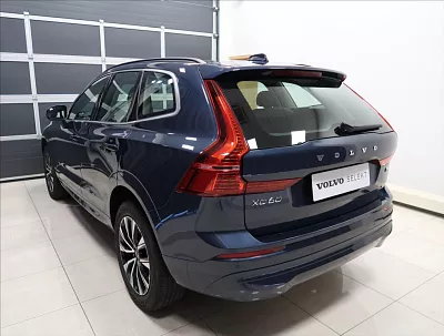 Volvo XC60 2,0 B4 FWD CORE 145 kW automat tmavě modrá metalíza