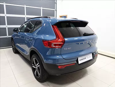 Volvo XC40 2,0 B3 Plus Dark AUT 120 kW automat modrá