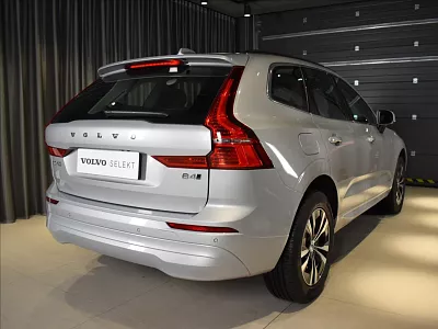 Volvo XC60 2,0 B4 AWD Bezklíč 145 kW automat šedá