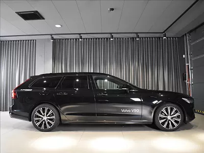 Volvo V90 2,0 B6 AWD ULT DARK Pano,Bowers 220 kW automat černá