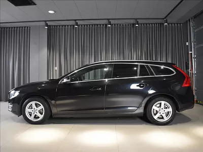 Volvo V60 2,0 T4 SUMMUM Bezklíč,Kamera 140 kW automat černá