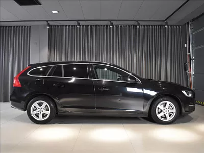 Volvo V60 2,0 T4 SUMMUM Bezklíč,Kamera 140 kW automat černá