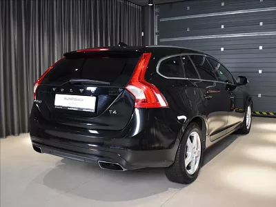 Volvo V60 2,0 T4 SUMMUM Bezklíč,Kamera 140 kW automat černá