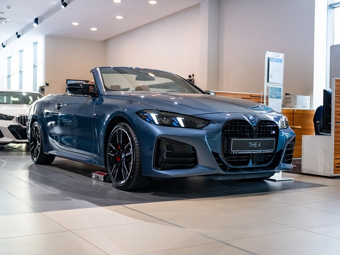 BMW M440i xDrive Convertible 275 kW automat Arctic Race Blue