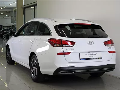 Hyundai i30 1,6 CRDi Smart KAM. 115tkm. 85 kW bílá