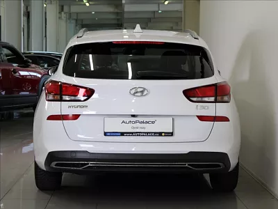 Hyundai i30 1,6 CRDi Smart KAM. 115tkm. 85 kW bílá