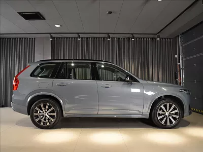 Volvo XC90 2,0 B5 AWD Plus Dark BEZLKLÍČ 173 kW automat šedá