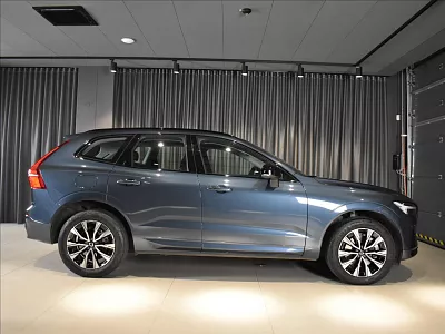 Volvo XC60 2,0 B4 AWD Plus Dark BLIS 145 kW automat modrá