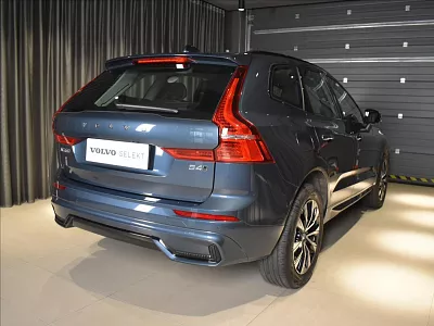 Volvo XC60 2,0 B4 AWD Plus Dark BLIS 145 kW automat modrá