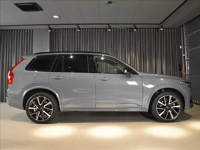 Volvo XC90 2,0 B5 AWD Plus Dark Tažné 173 kW automat šedá