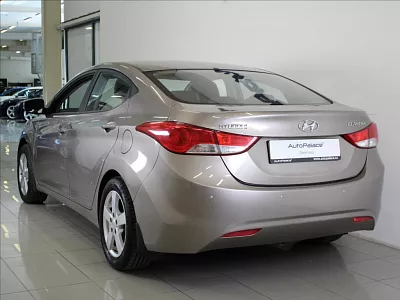 Hyundai Elantra 1,6 i 97kW MT 143tkm. ČR 97 kW hnědá