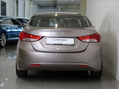 Hyundai Elantra 1,6 i 97kW MT 143tkm. ČR 97 kW hnědá