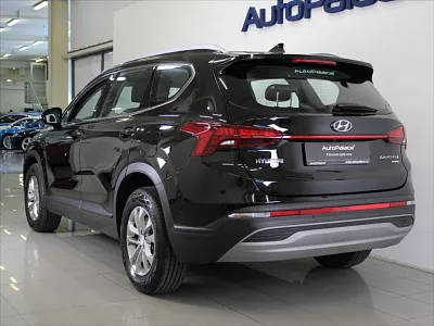 Hyundai Santa Fe 2,2 CRDi 7-míst 24tkm. 2023 142 kW automat černá