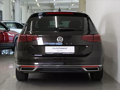 Volkswagen Passat 2,0 TDi 140kW Eleg. IQ-LED TZ 140 kW automat hnědá