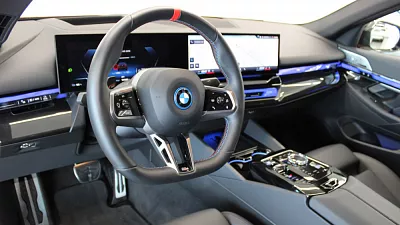 BMW i5 M60 xDrive 442 kW automat Fire Red metallic