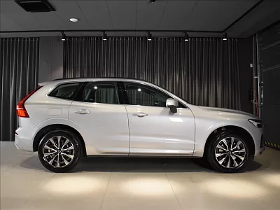 Volvo XC60 2,0 B4 FWD Core BLIS,bezklíč 145 kW automat šedá