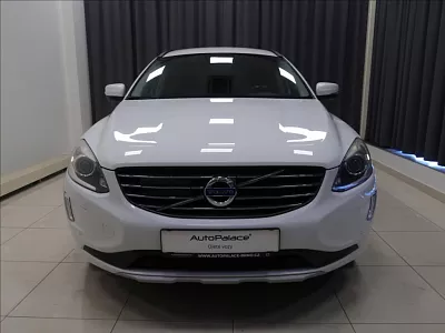 Volvo XC60 2,4 D4 Momentum AWD AUT ČR 140 kW automat bílá