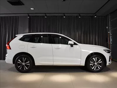 Volvo XC60 2,0 B4 AWD CORE  Bezklíč 145 kW automat bílá