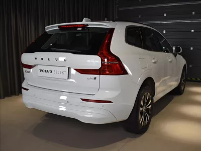 Volvo XC60 2,0 B4 AWD CORE  Bezklíč 145 kW automat bílá