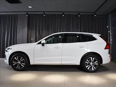 Volvo XC60 2,0 B4 AWD CORE  Bezklíč 145 kW automat bílá