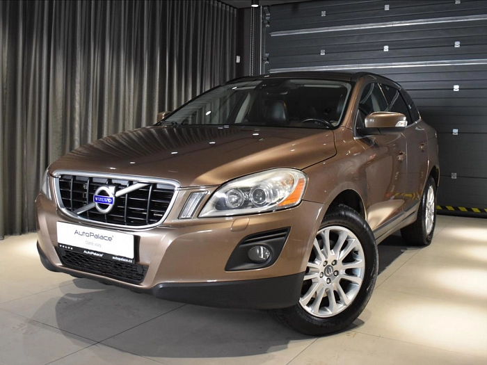 Volvo XC60 2,4 D5 Summum Manuál, Senzory 136 kW hnědá