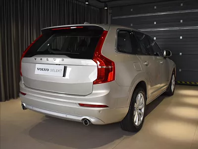 Volvo XC90 2,0 D5 AWD Mom Vzduch,head up 165 kW automat zlatá metalíza