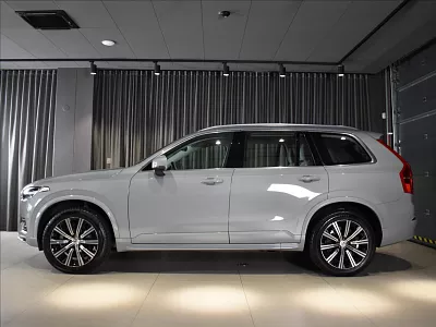 Volvo XC90 2,0 B5 AWD Core pouze 6000 KM 173 kW automat šedá