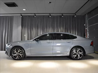 Volvo S90 2,0 T8 AWD Ulti Dark Masáže 228 kW automat šedá