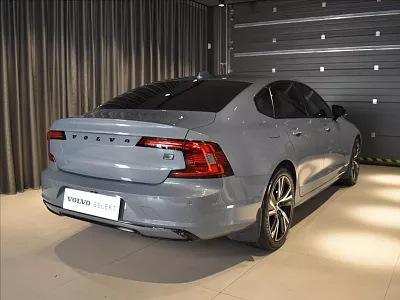 Volvo S90 2,0 T8 AWD Ulti Dark Masáže 228 kW automat šedá