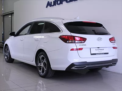 Hyundai i30 1,6 CRDi Smart KAM. 115tkm. 85 kW bílá