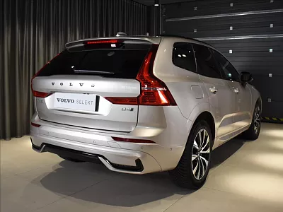 Volvo XC60 2,0 B4 AWD Plus Dark Vzduch 145 kW automat šedá