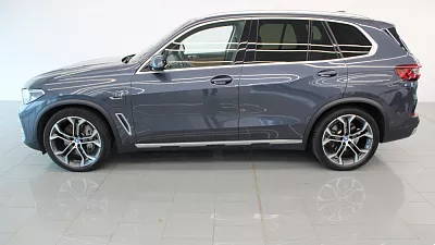 BMW X5 xDrive45e 290 kW automat arktis-grau Brillanteffekt