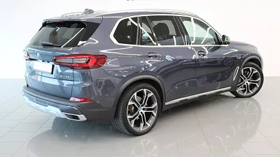 BMW X5 xDrive45e 290 kW automat arktis-grau Brillanteffekt