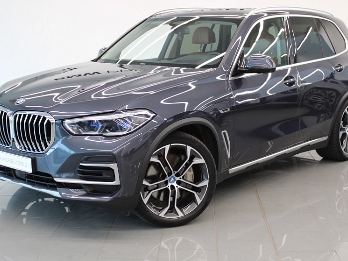 BMW X5 xDrive45e 290 kW automat arktis-grau Brillanteffekt