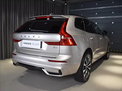 Volvo XC60 2,0 B4 FWD Plus Dark Panorama 145 kW automat šedá