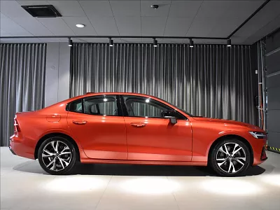 Volvo S60 2,0 B4 FWD Plus Dark Bezklíč 145 kW automat červená metalíza