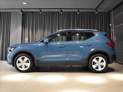 Volvo XC40 2,0 B3 Core Bezklíč 120 kW automat modrá