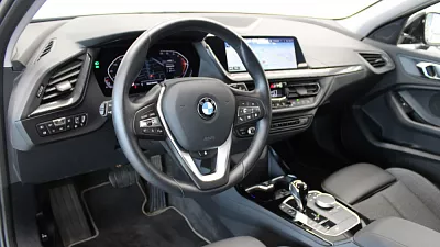 BMW 118i Hatch 103 kW automat Black Sapphire Metallic