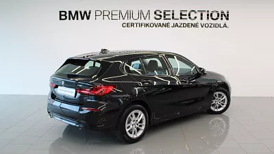 BMW 118i Hatch 103 kW automat Black Sapphire Metallic