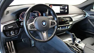 BMW 530d xDrive Touring 210 kW automat Black Sapphire Metallic