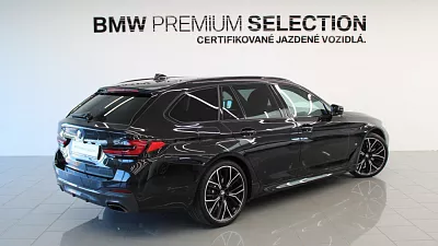 BMW 530d xDrive Touring 210 kW automat Black Sapphire Metallic