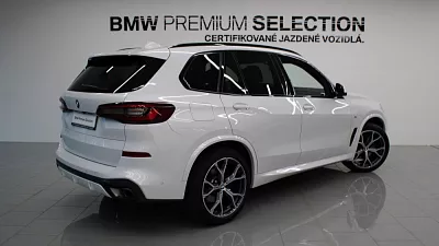 BMW X5 xDrive30d 7-miestna 210 kW automat Mineral White