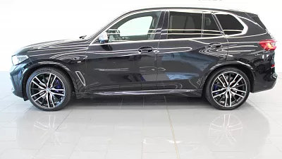 BMW X5 M50i 390 kW automat Black Sapphire Metallic