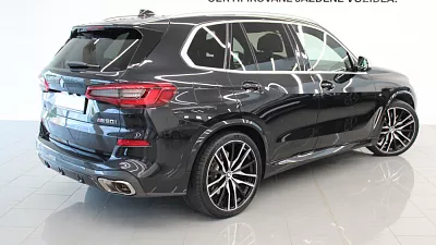 BMW X5 M50i 390 kW automat Black Sapphire Metallic